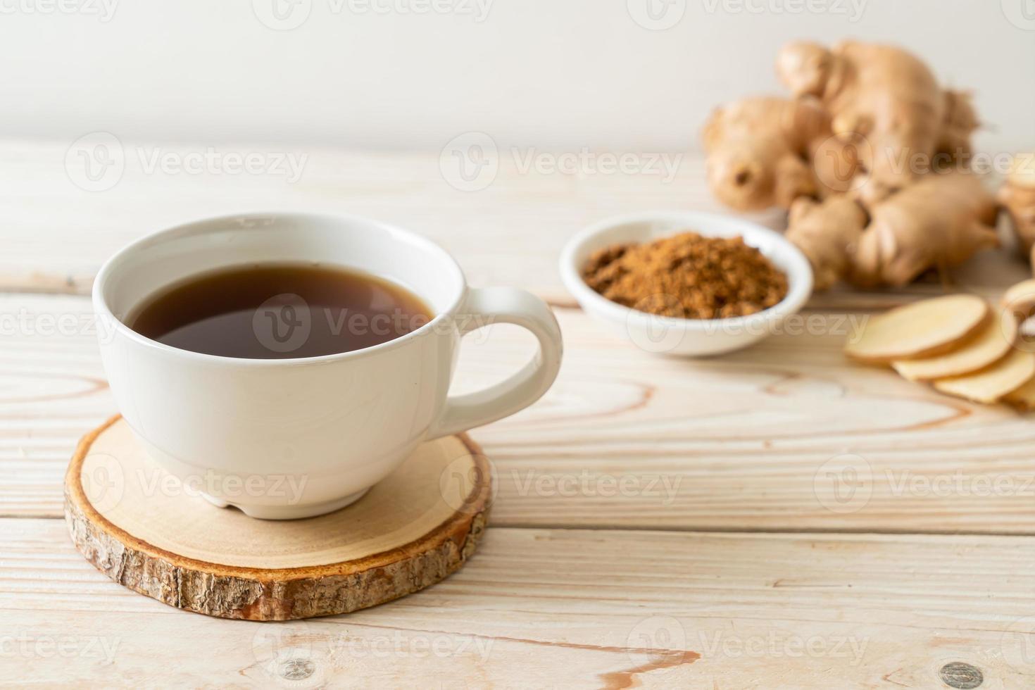 copo de suco de gengibre quente e doce com raízes de gengibre - estilo de bebida saudável foto