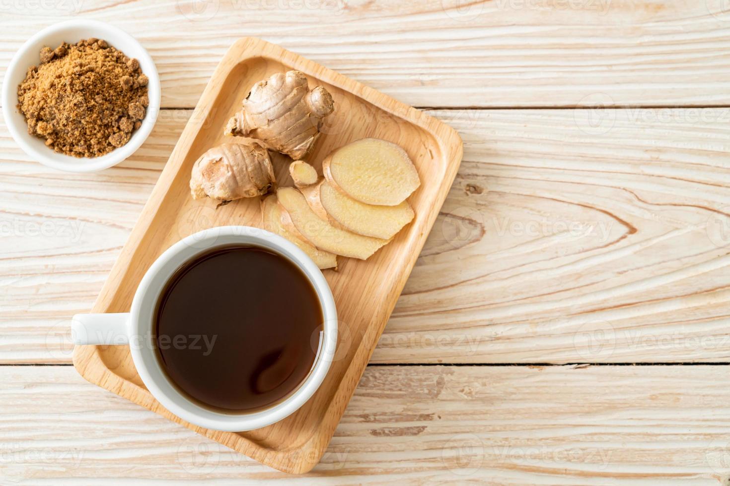 copo de suco de gengibre quente e doce com raízes de gengibre - estilo de bebida saudável foto