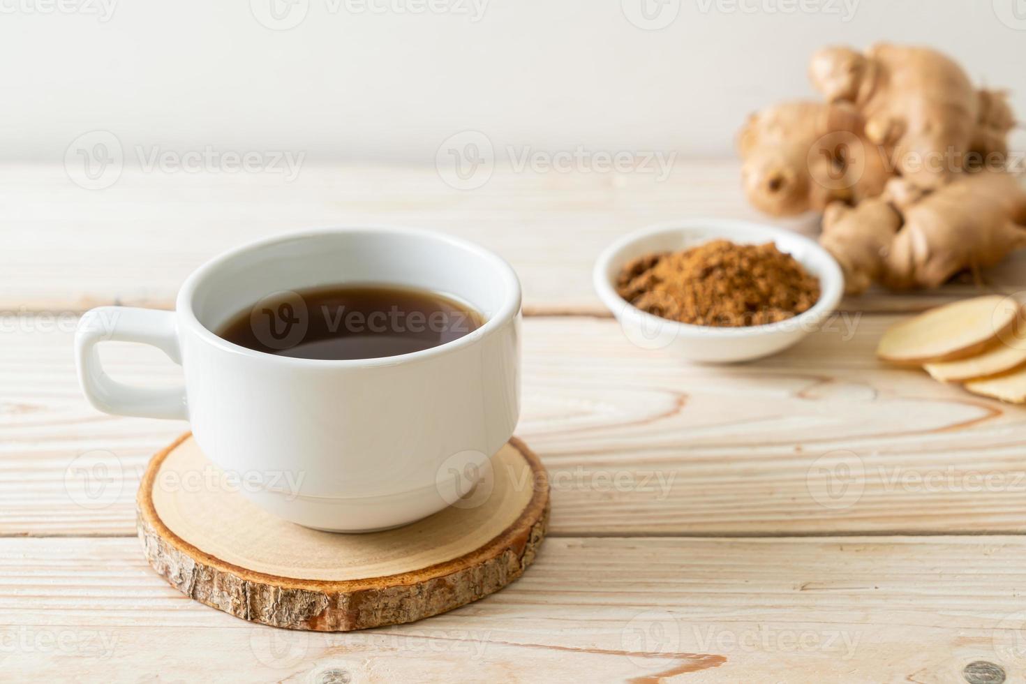 copo de suco de gengibre quente e doce com raízes de gengibre - estilo de bebida saudável foto