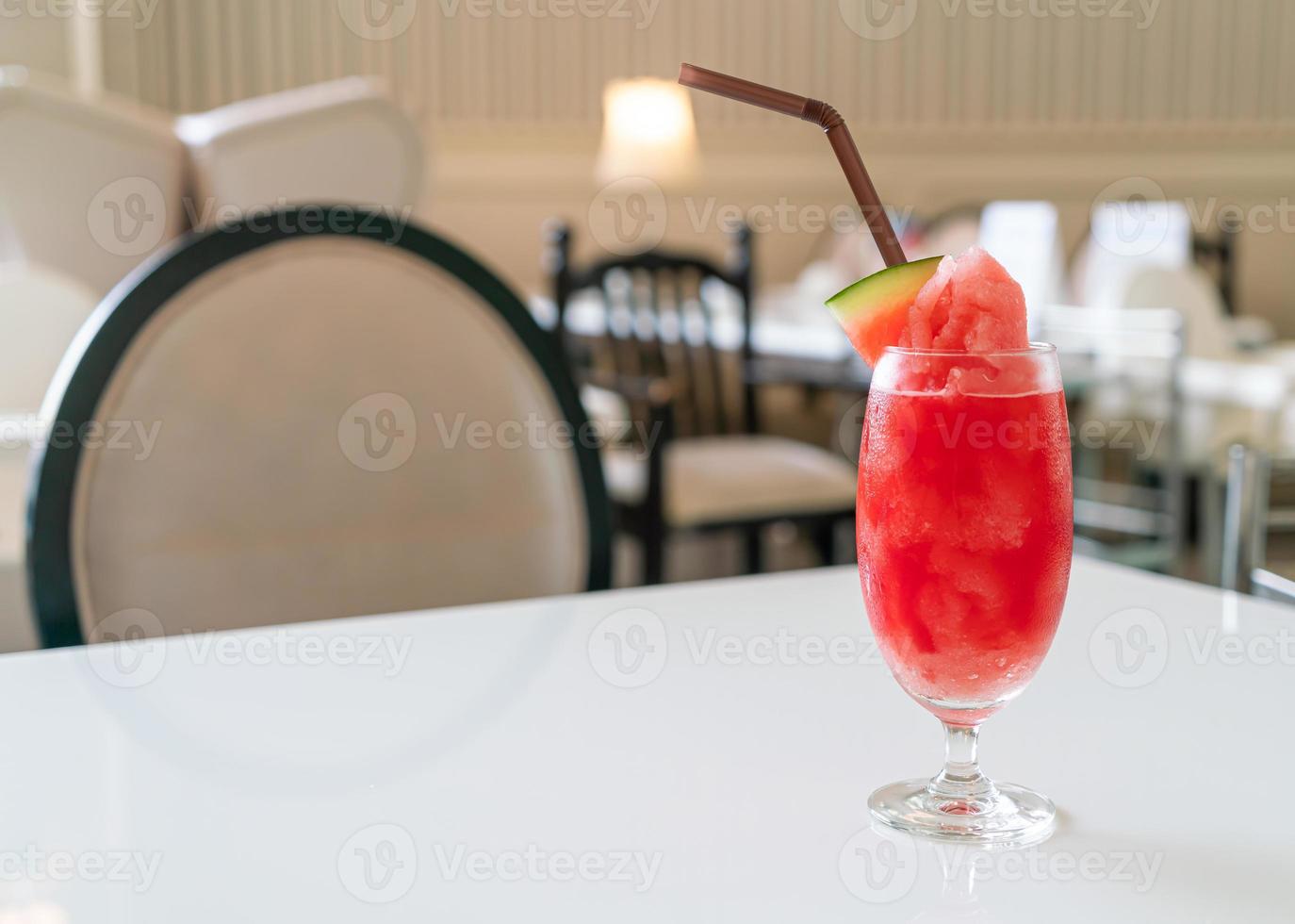 copo de suco de melancia fresca na mesa de um café restaurante foto