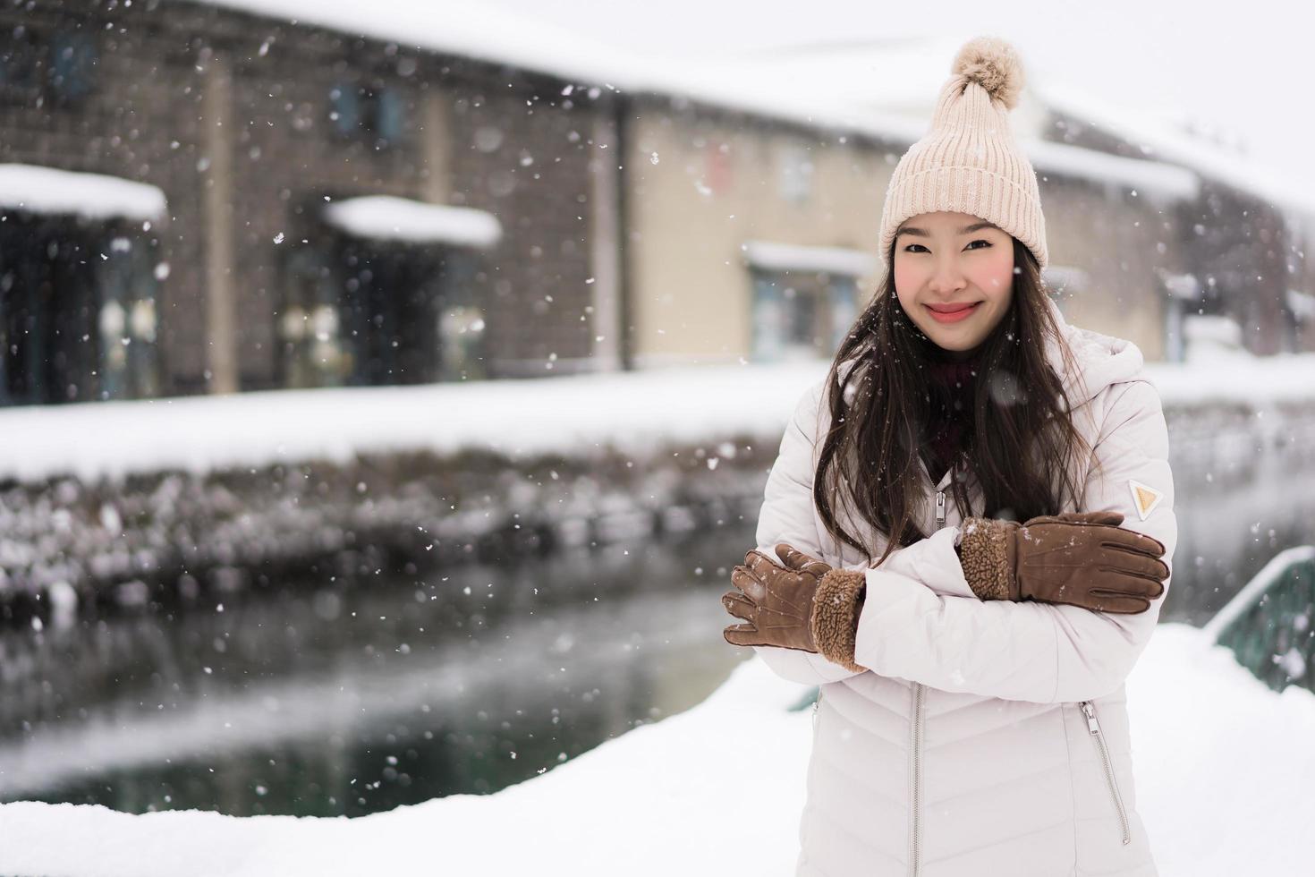 bela jovem asiática sorrindo e feliz com a viagem de viagem no canal otaru hokkaido no japão foto