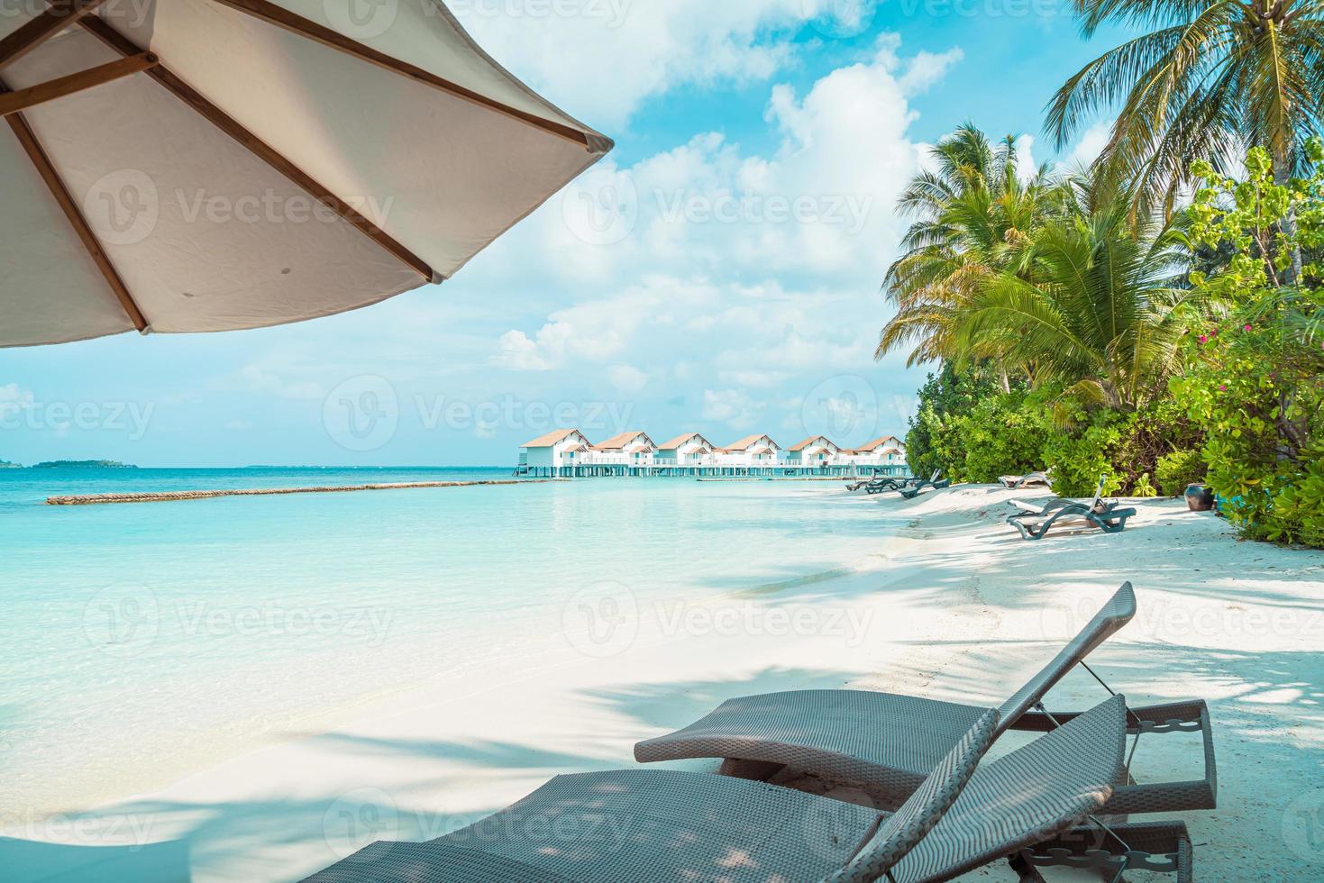 cadeiras de praia com ilha tropical resort das Maldivas e fundo do mar foto