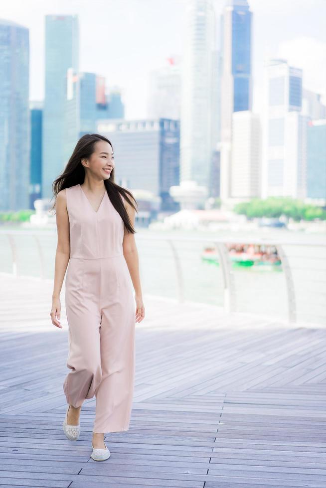 linda mulher asiática sorrindo e feliz por viajar na cidade de Singapura foto