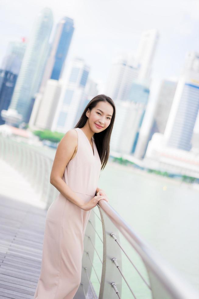 linda mulher asiática sorrindo e feliz por viajar na cidade de Singapura foto