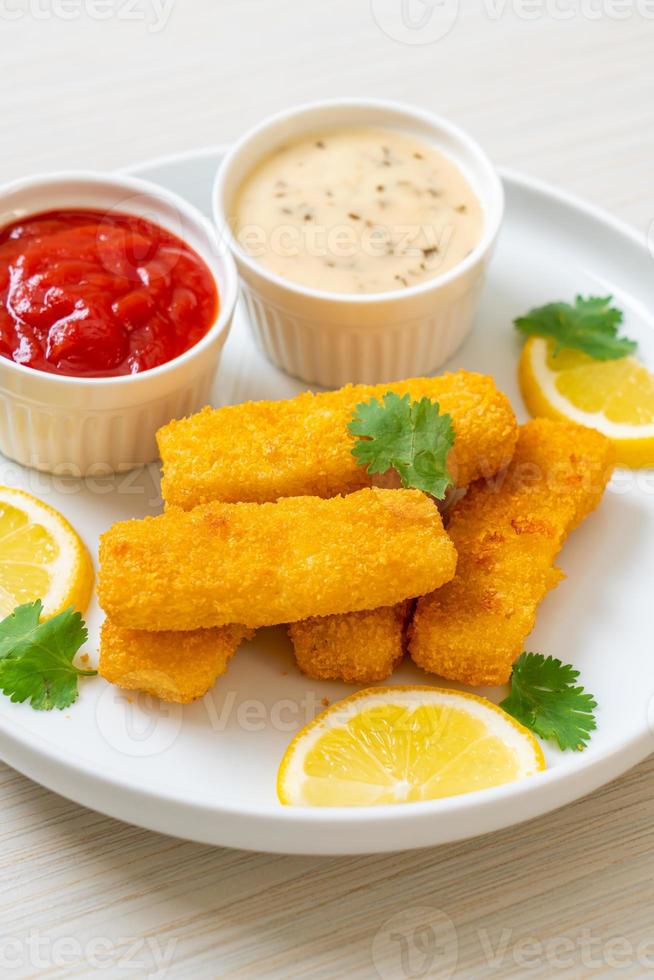 palitos de peixe frito ou batatas fritas de peixe com molho foto