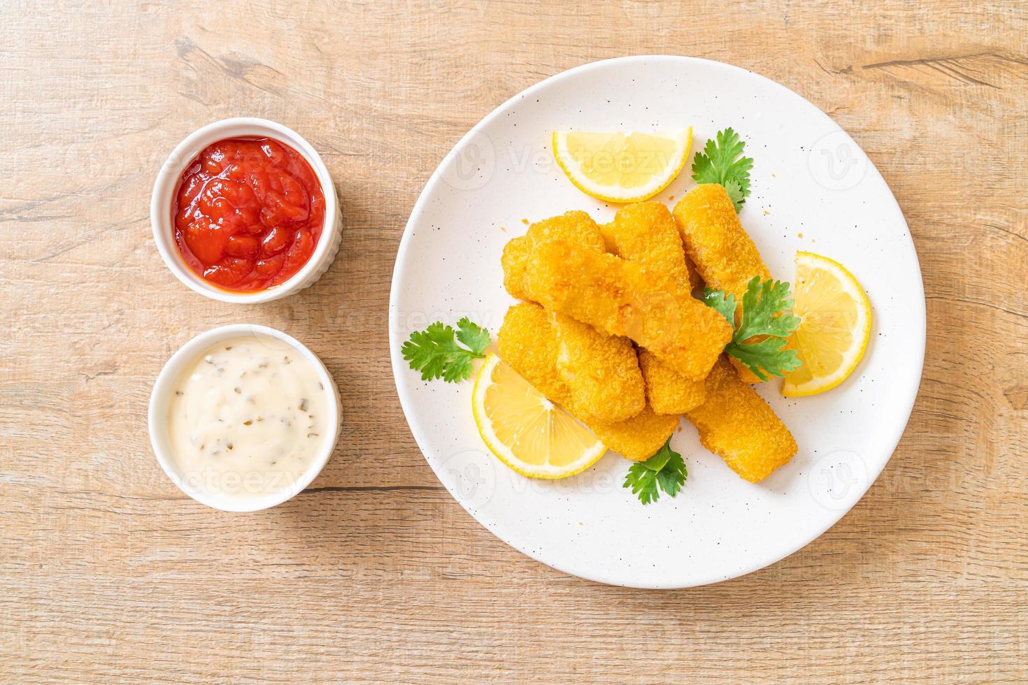 palitos de peixe frito ou batatas fritas de peixe com molho foto