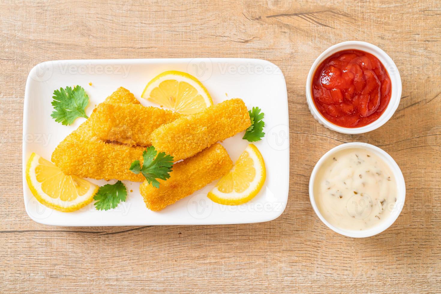 palitos de peixe frito ou batatas fritas de peixe com molho foto