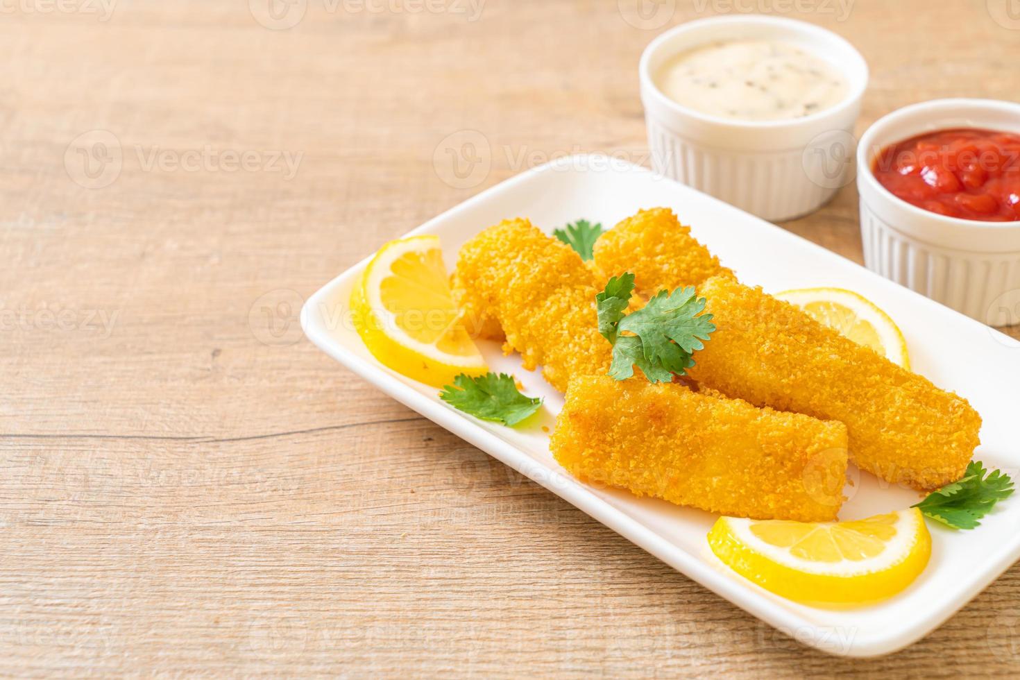 palitos de peixe frito ou batatas fritas de peixe com molho foto