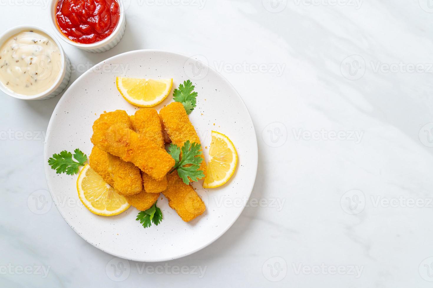 palitos de peixe frito ou batatas fritas de peixe com molho foto