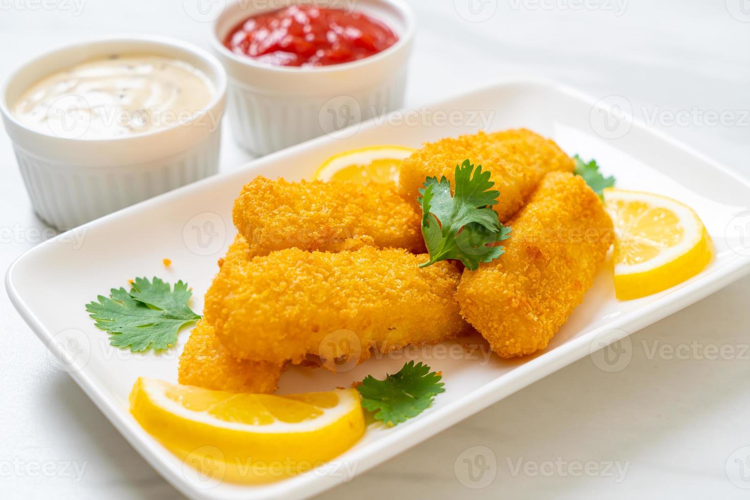 palitos de peixe frito ou batatas fritas de peixe com molho foto