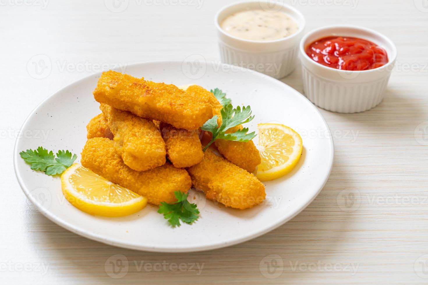 palitos de peixe frito ou batatas fritas de peixe com molho foto