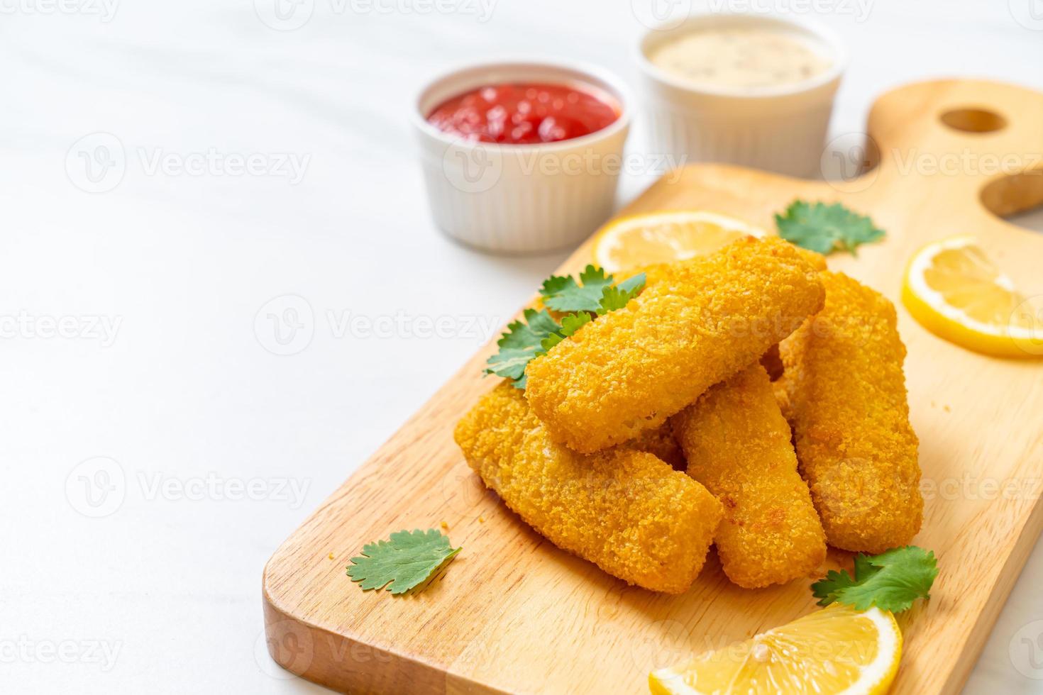 palitos de peixe frito ou batatas fritas de peixe com molho foto