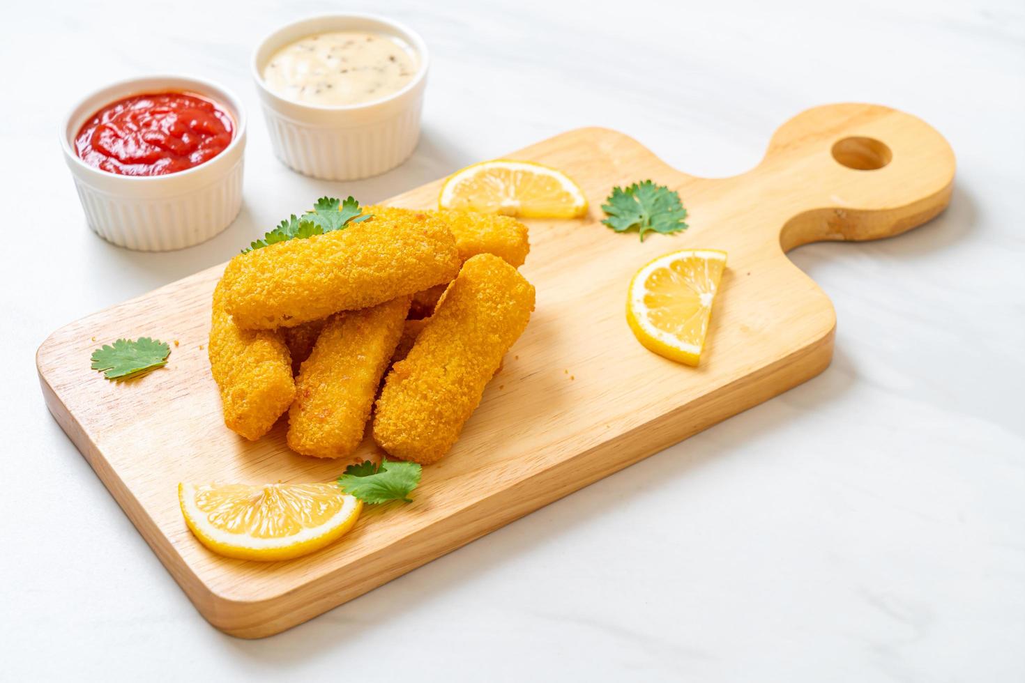 palitos de peixe frito ou batatas fritas de peixe com molho foto