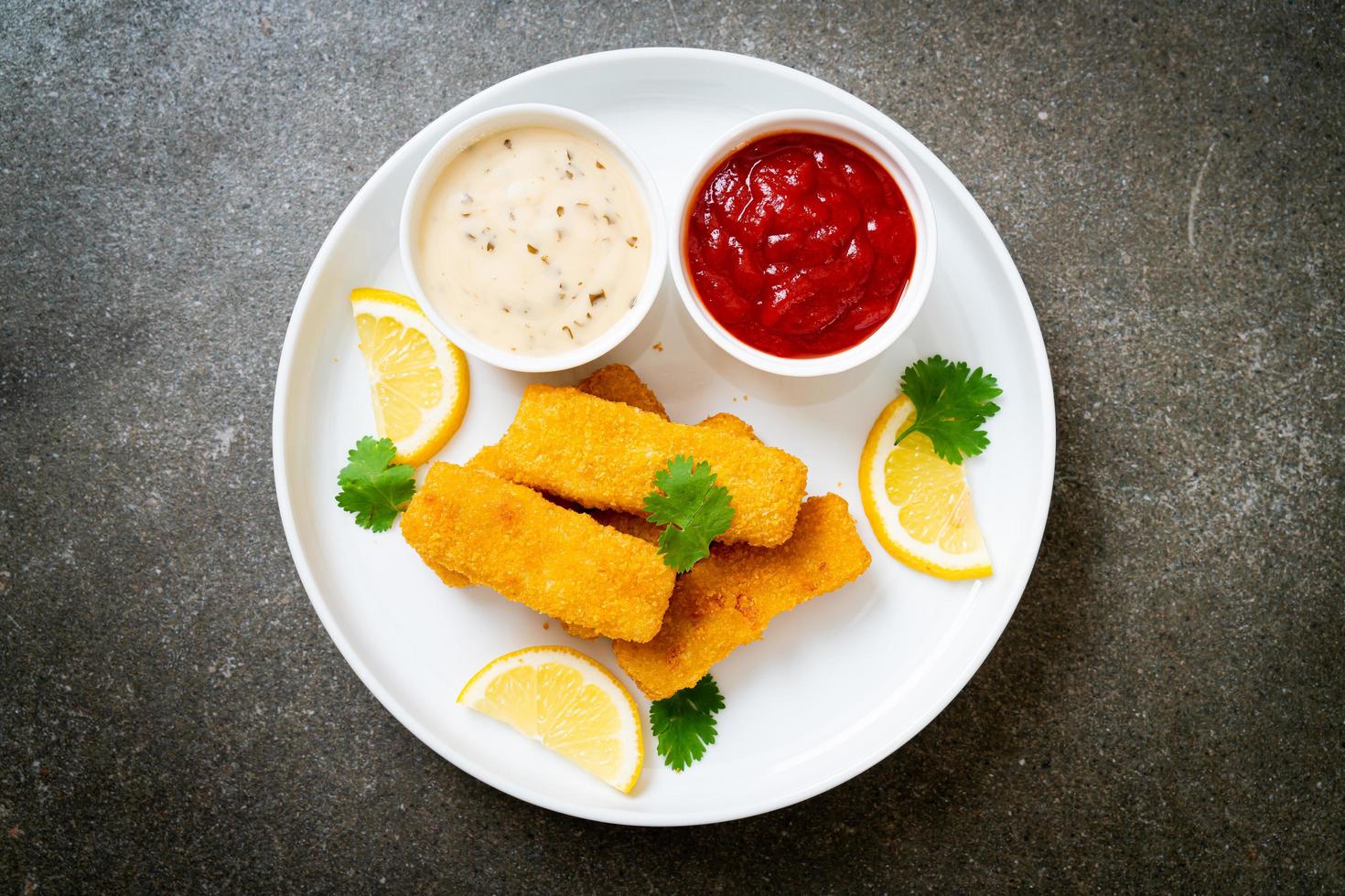 palitos de peixe frito ou batatas fritas de peixe com molho foto