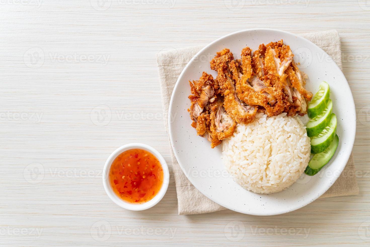 arroz de frango hainanese com frango frito foto