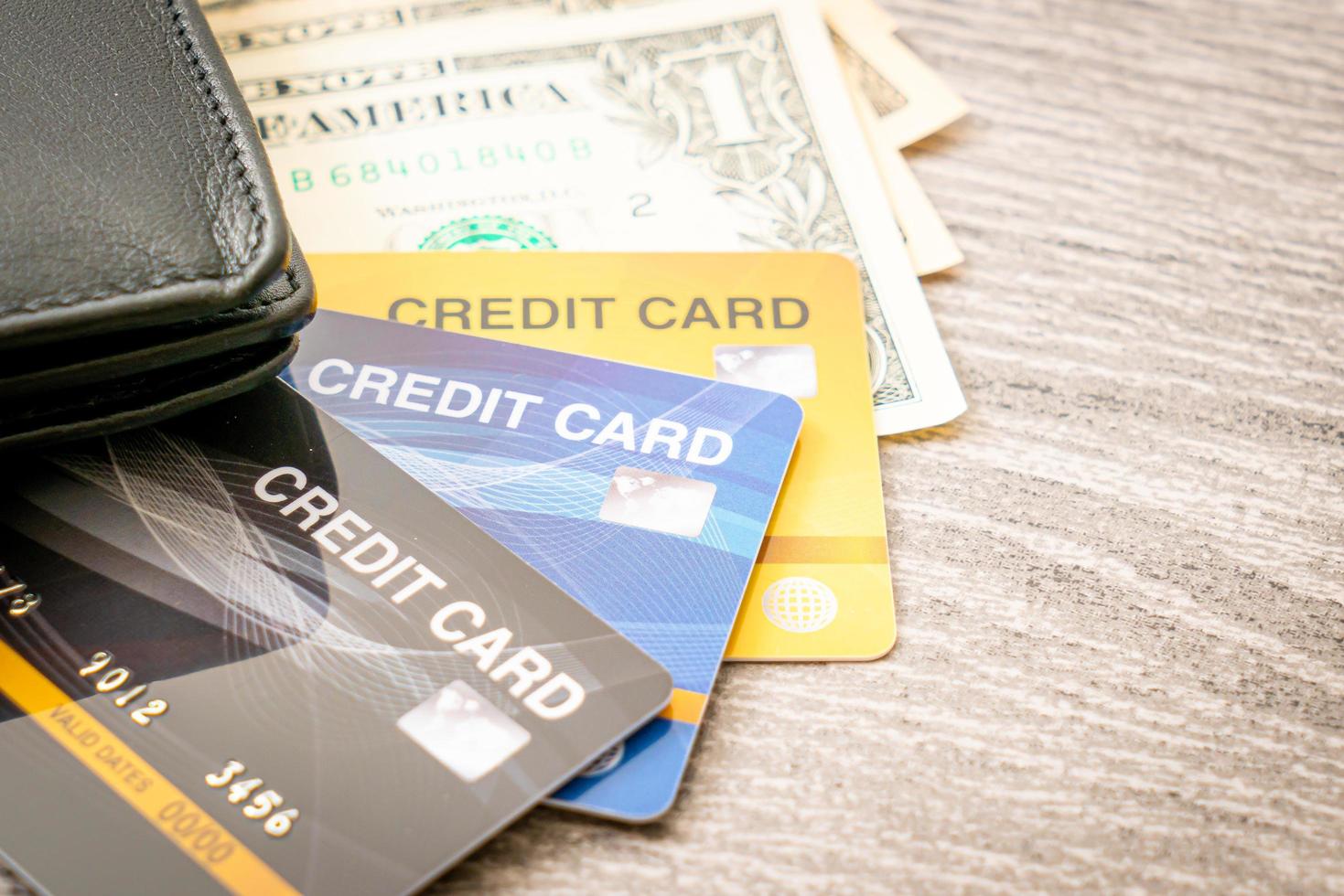 carteira com dinheiro e cartão de crédito - conceito de economia e finanças foto
