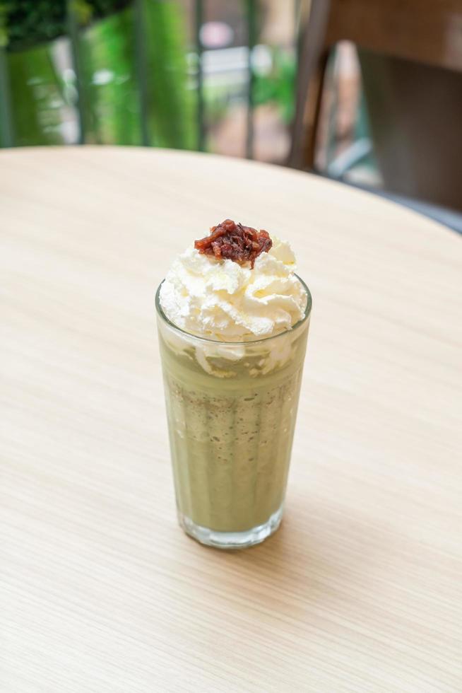 matcha chá verde com leite misturado com chantilly e feijão vermelho em uma cafeteria e restaurante foto