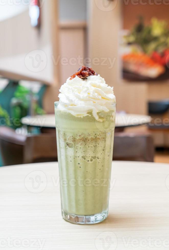 matcha chá verde com leite misturado com chantilly e feijão vermelho em uma cafeteria e restaurante foto