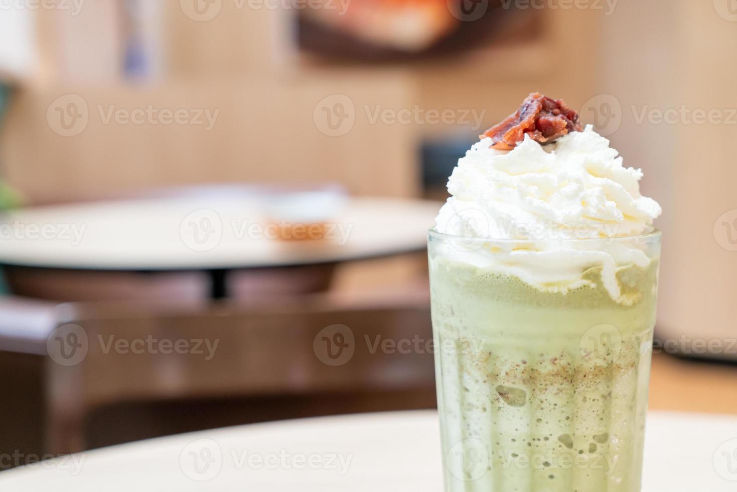 matcha chá verde com leite misturado com chantilly e feijão vermelho em uma cafeteria e restaurante foto