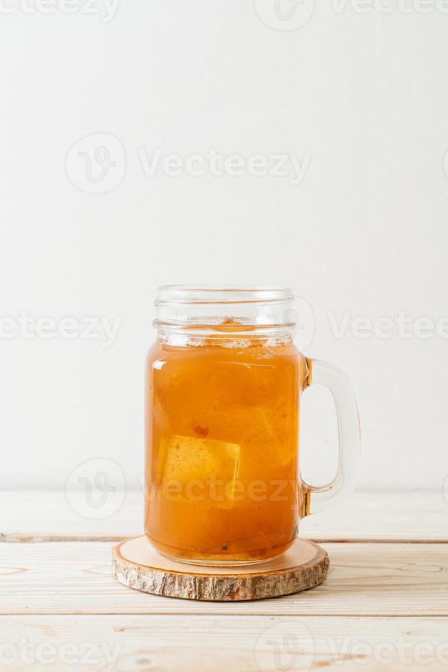 deliciosa bebida doce suco de tamarindo e cubo de gelo foto