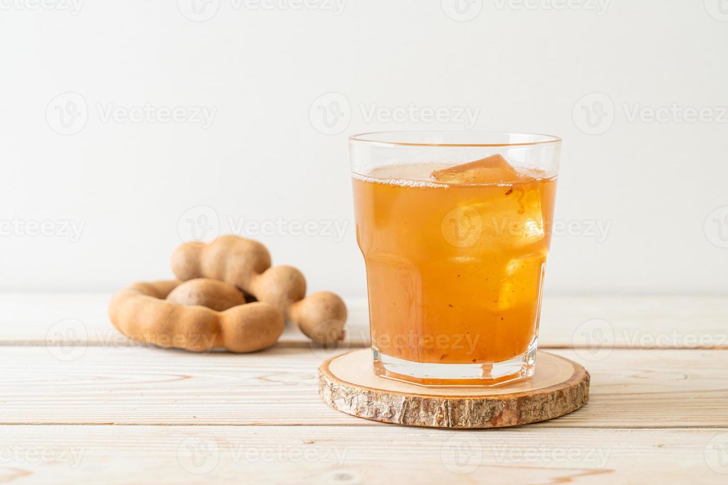 deliciosa bebida doce suco de tamarindo e cubo de gelo foto