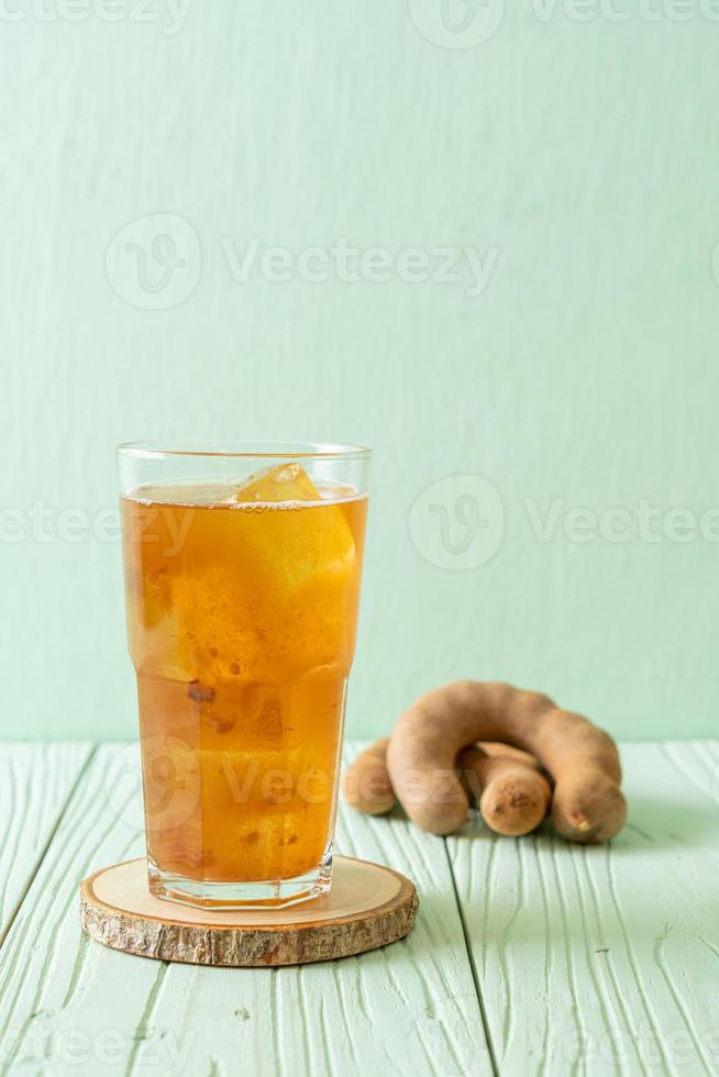 deliciosa bebida doce suco de tamarindo e cubo de gelo foto