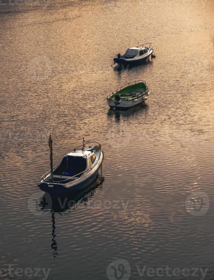 barcos de recreio no mar foto