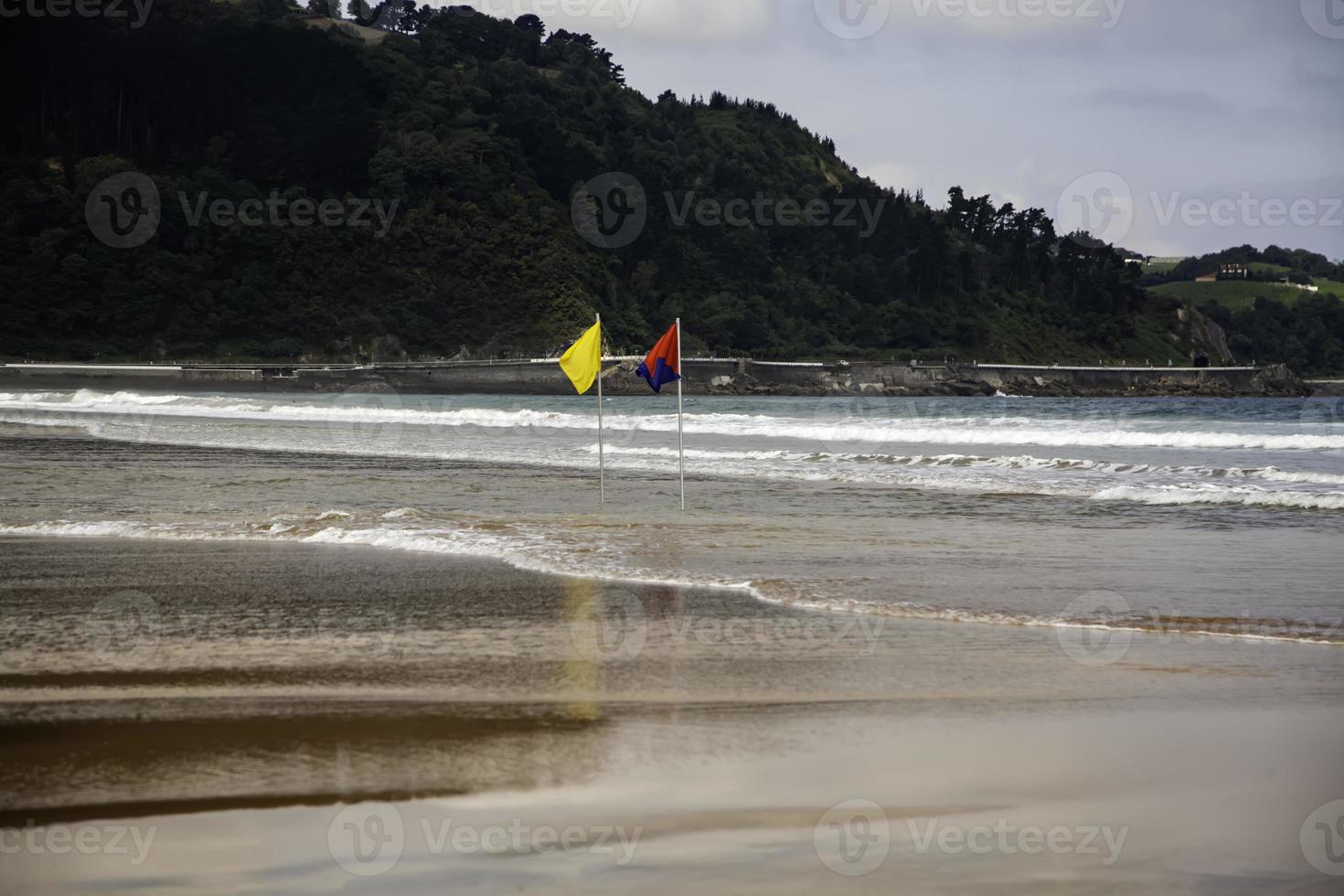 bandeiras na praia foto