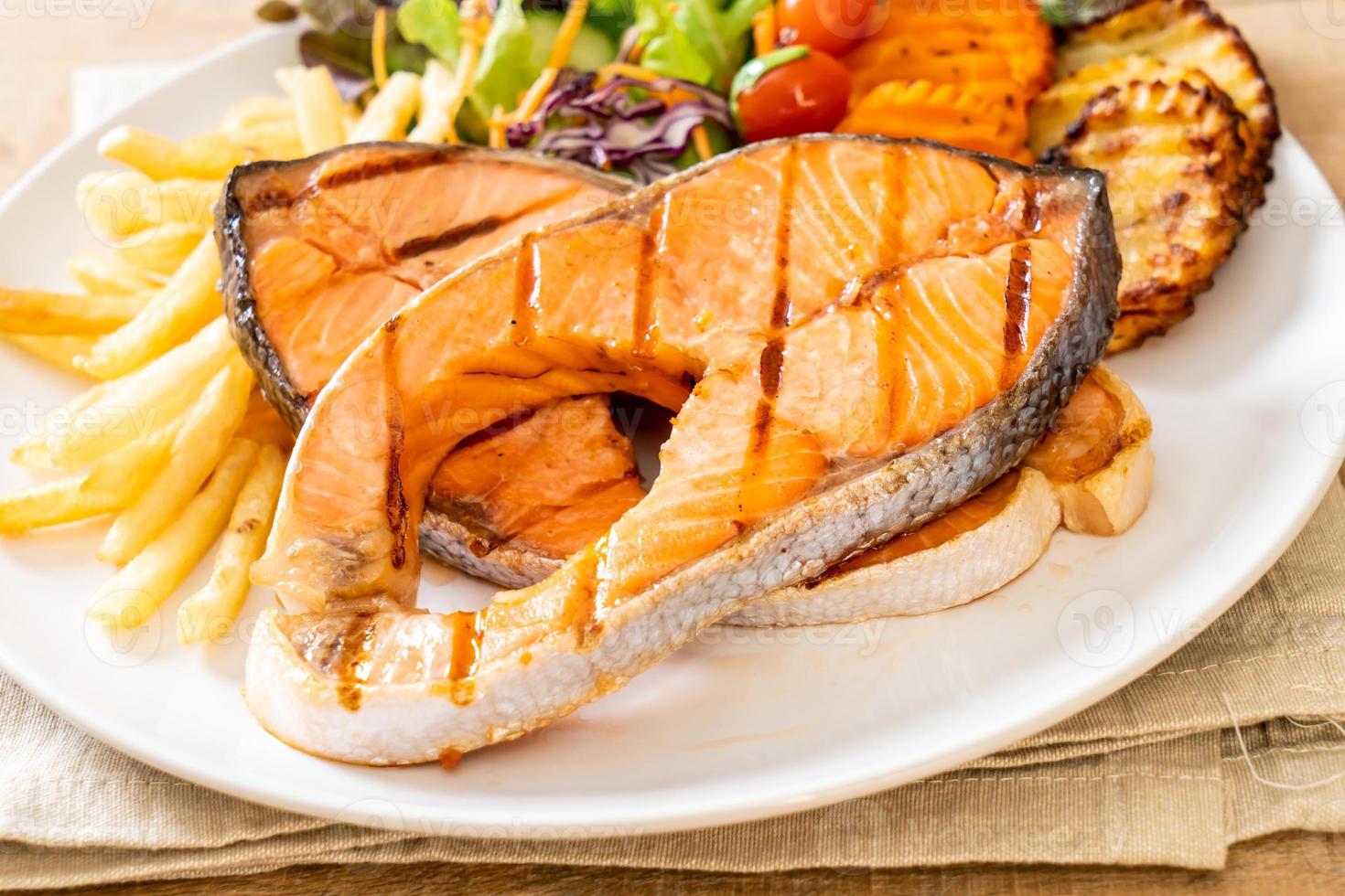 Filé de Salmão Grelhado com Legumes e Batatas Fritas foto