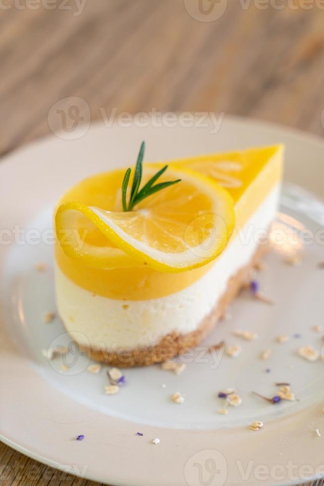 Bolo De Queijo De Limão No Prato Em Café E Restaurante foto