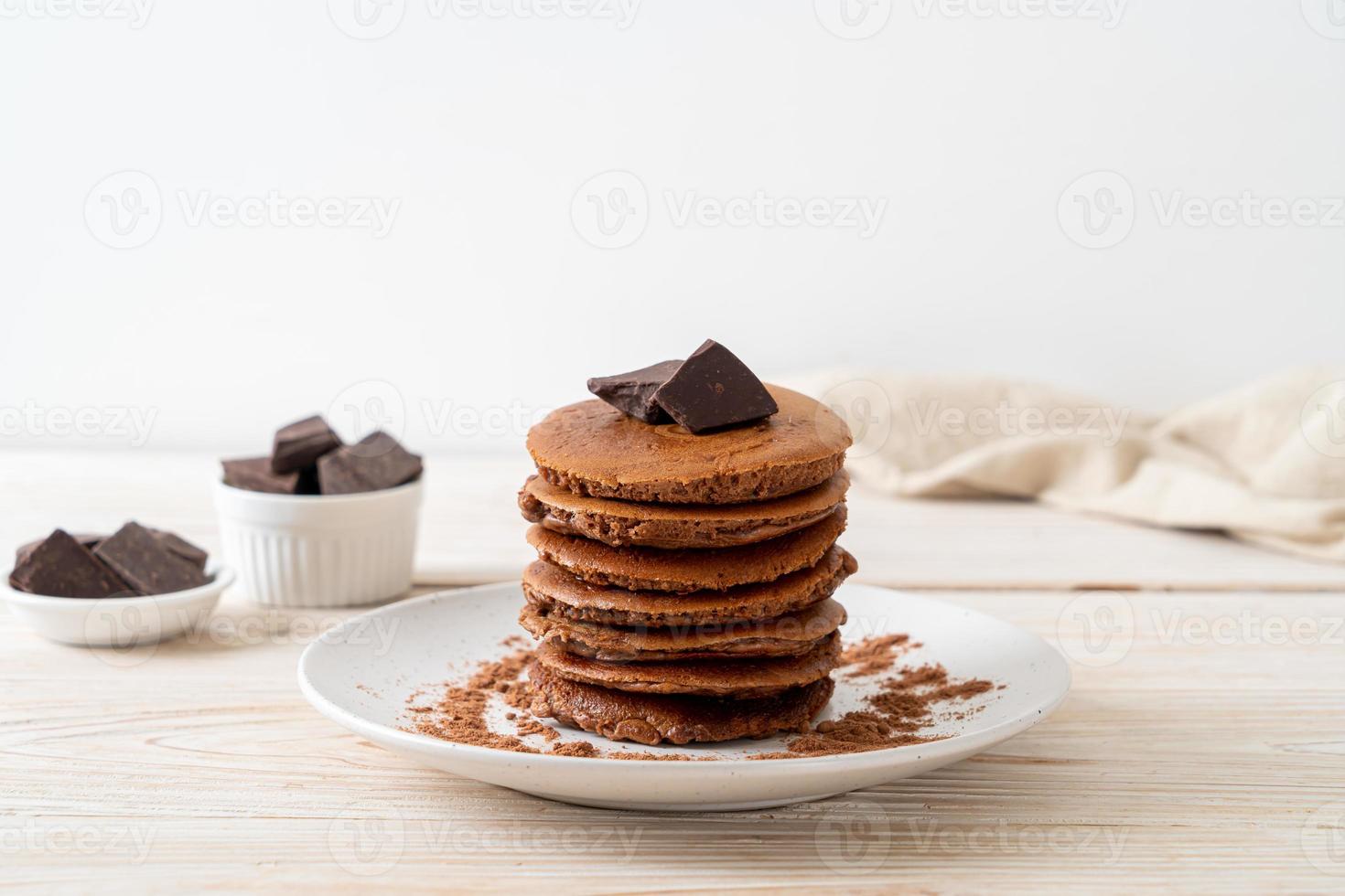 pilha de panqueca de chocolate com chocolate em pó foto