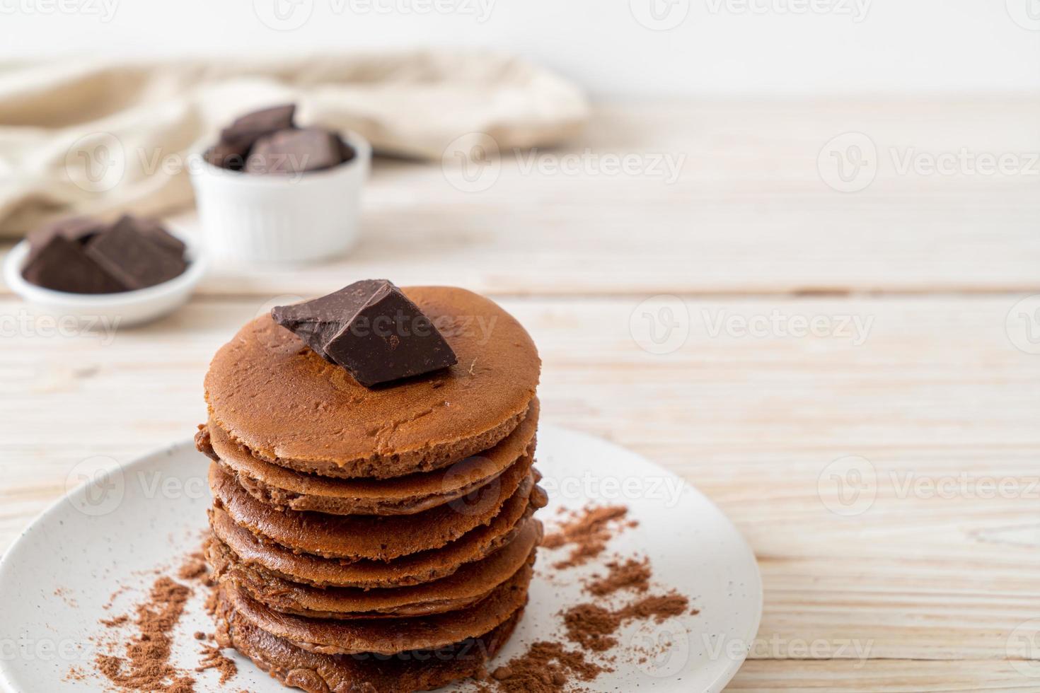 pilha de panqueca de chocolate com chocolate em pó foto