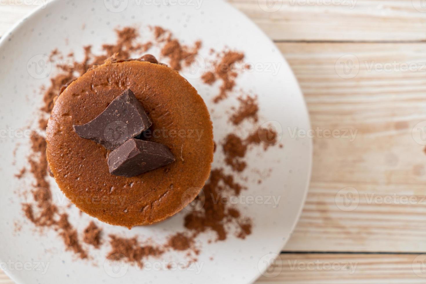 pilha de panqueca de chocolate com chocolate em pó foto