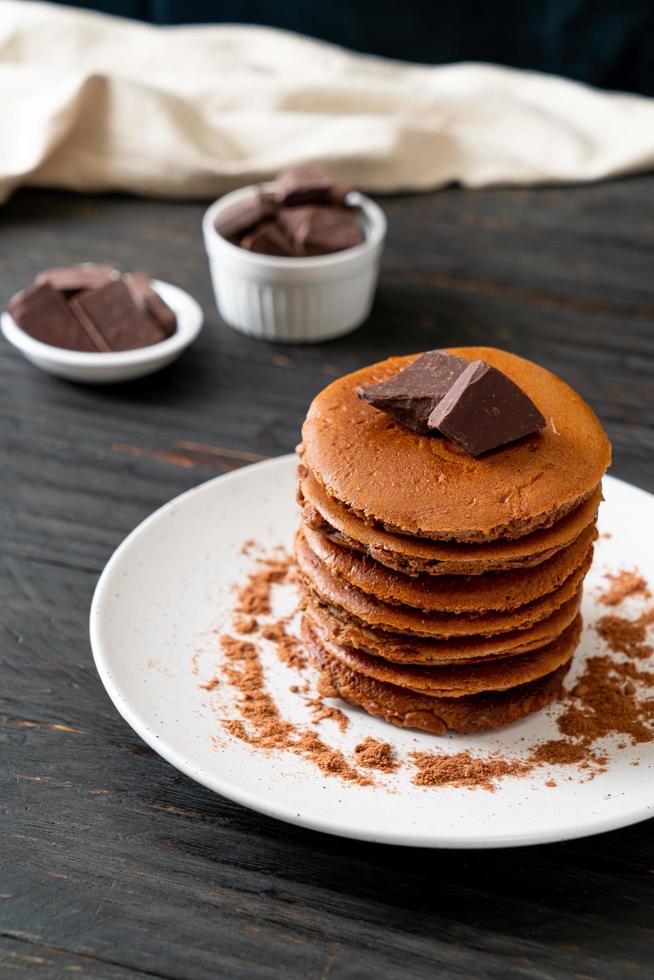 pilha de panqueca de chocolate com chocolate em pó foto