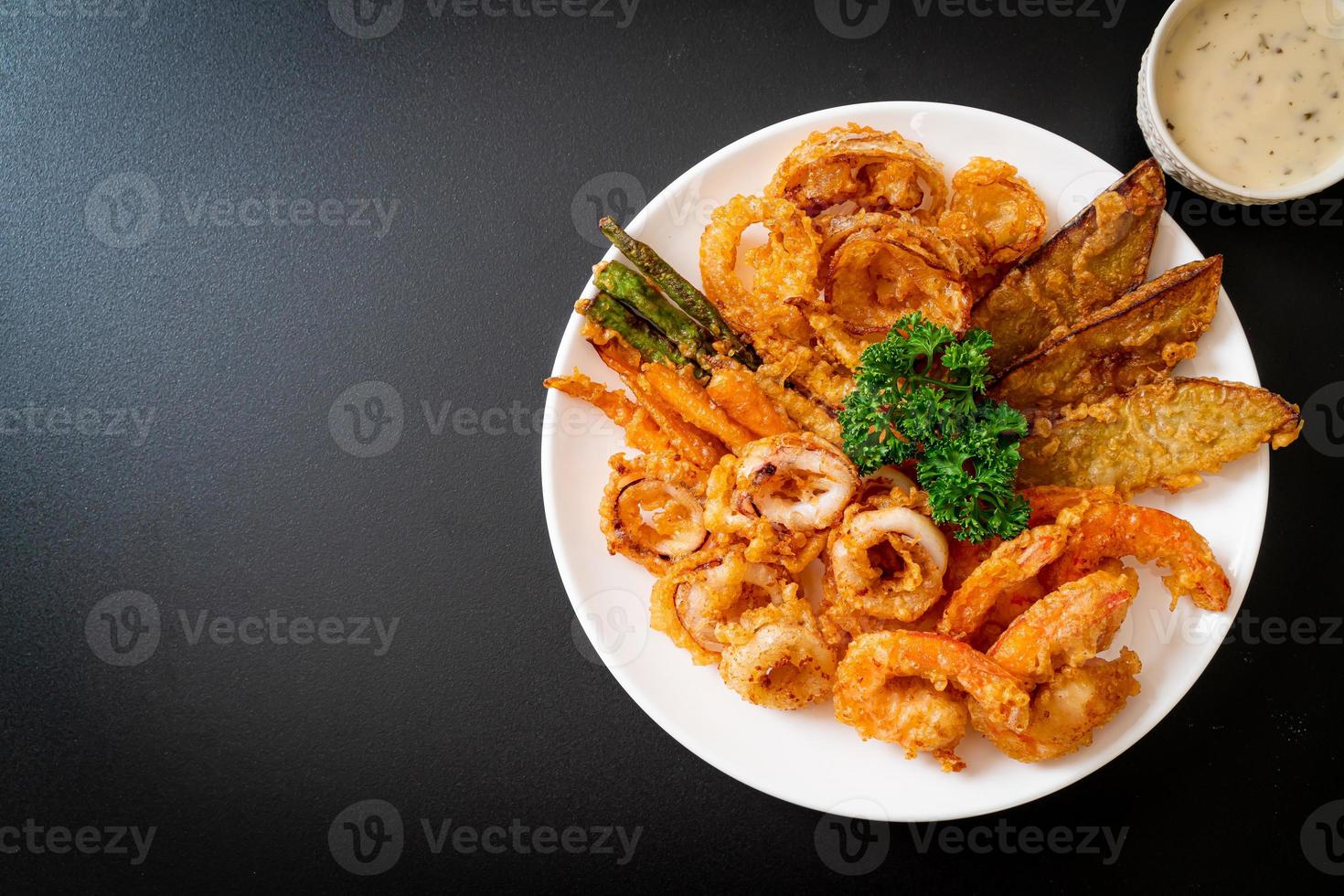 frutos do mar fritos, camarão e lula com vegetais misturados - estilo de comida não saudável foto