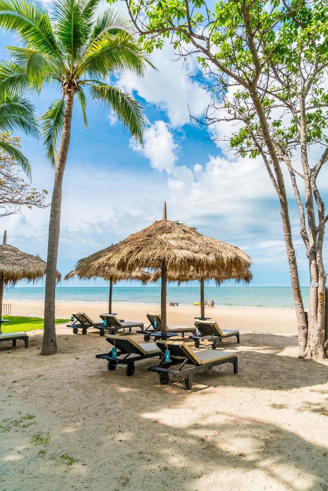 cadeiras de praia e guarda-sóis com fundo oceano mar praia foto