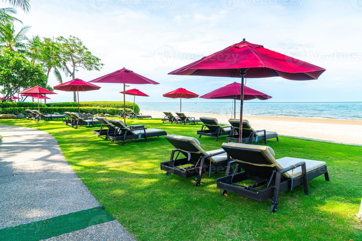 cadeiras de praia e guarda-sóis com fundo oceano mar praia foto