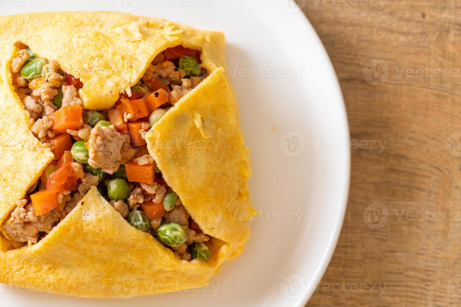 embrulho de ovo ou ovo recheado com carne de porco picada, cenoura, tomate e ervilhas foto