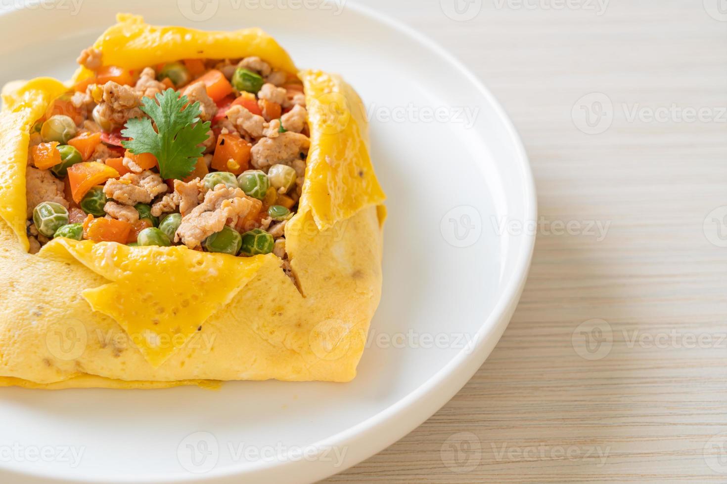 embrulho de ovo ou ovo recheado com carne de porco picada, cenoura, tomate e ervilhas foto