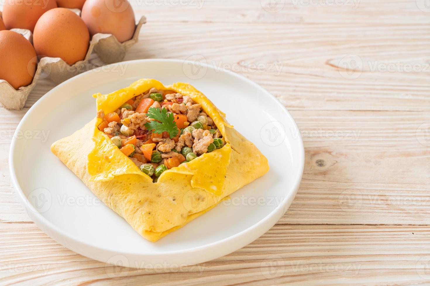 embrulho de ovo ou ovo recheado com carne de porco picada, cenoura, tomate e ervilhas foto