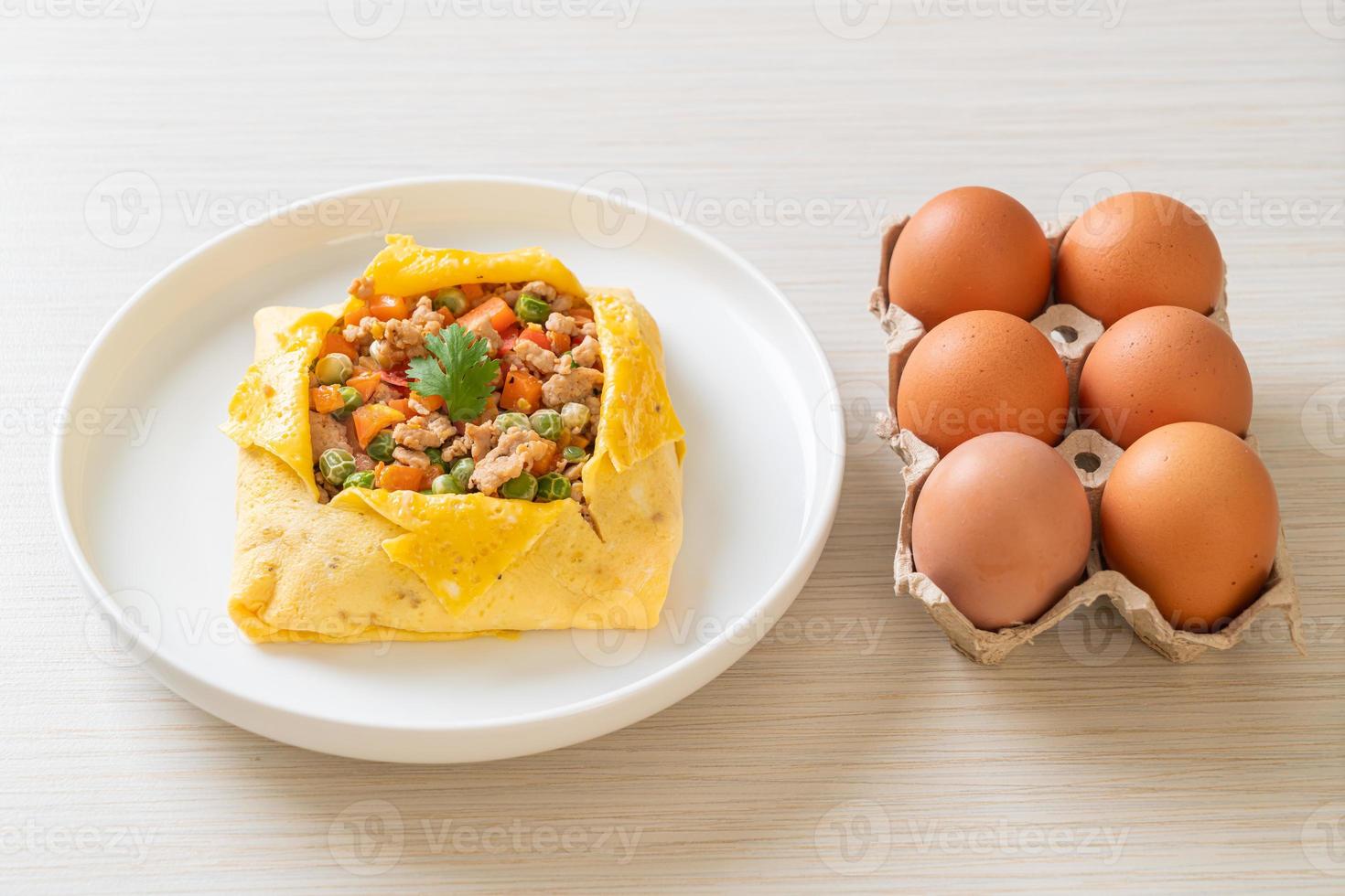 embrulho de ovo ou ovo recheado com carne de porco picada, cenoura, tomate e ervilhas foto