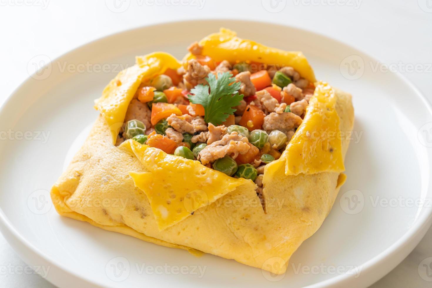 embrulho de ovo ou ovo recheado com carne de porco picada, cenoura, tomate e ervilhas foto