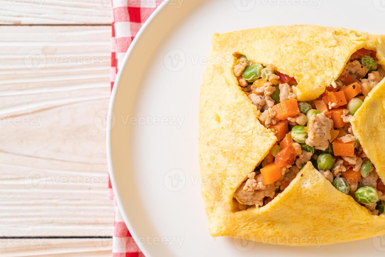 embrulho de ovo ou ovo recheado com carne de porco picada, cenoura, tomate e ervilhas foto