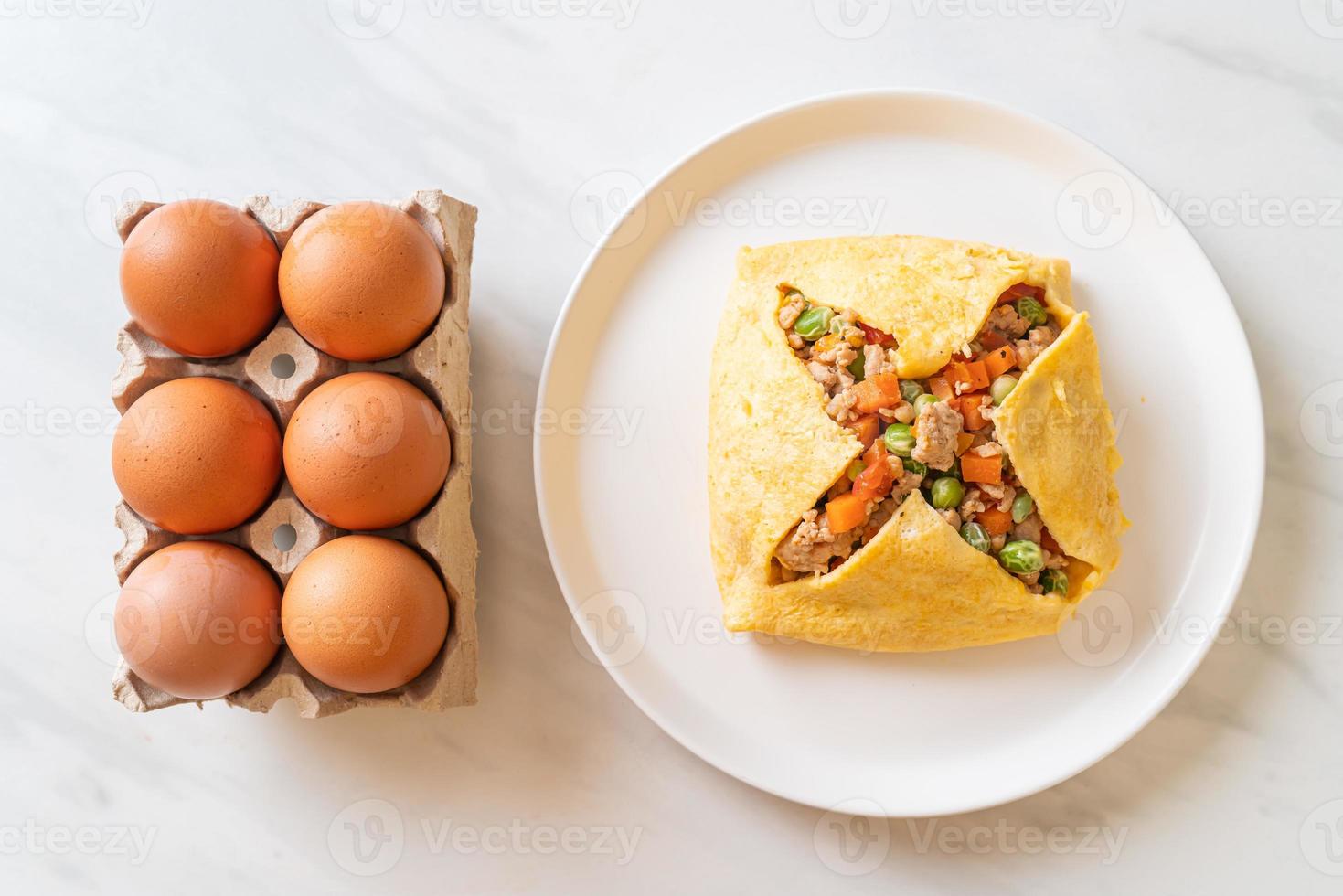 embrulho de ovo ou ovo recheado com carne de porco picada, cenoura, tomate e ervilhas foto