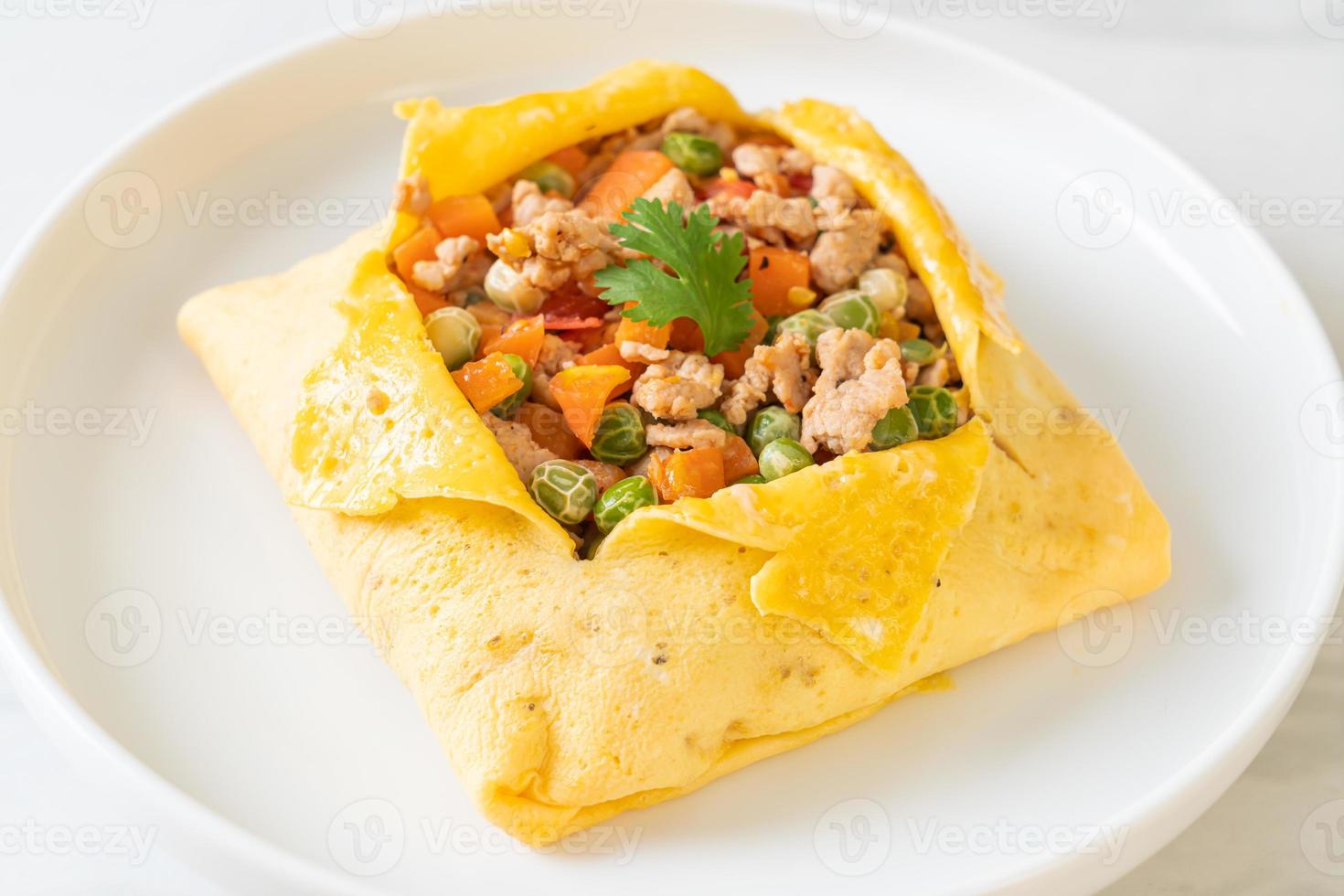 embrulho de ovo ou ovo recheado com carne de porco picada, cenoura, tomate e ervilhas foto