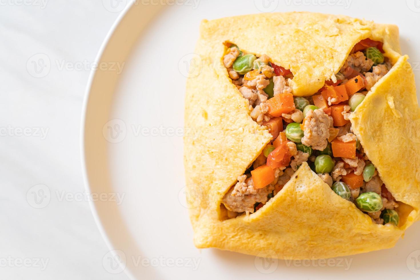 embrulho de ovo ou ovo recheado com carne de porco picada, cenoura, tomate e ervilhas foto