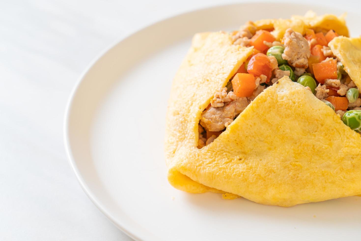 embrulho de ovo ou ovo recheado com carne de porco picada, cenoura, tomate e ervilhas foto