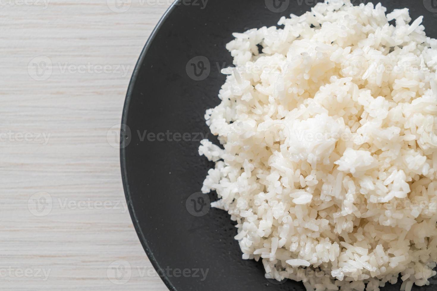 arroz branco de jasmim tailandês cozido no prato foto