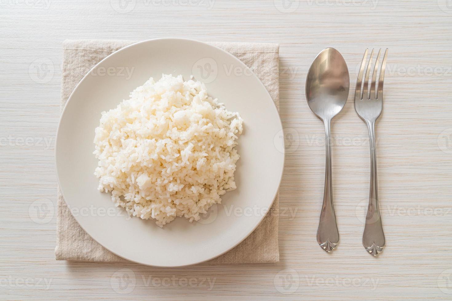 arroz branco de jasmim tailandês cozido no prato foto