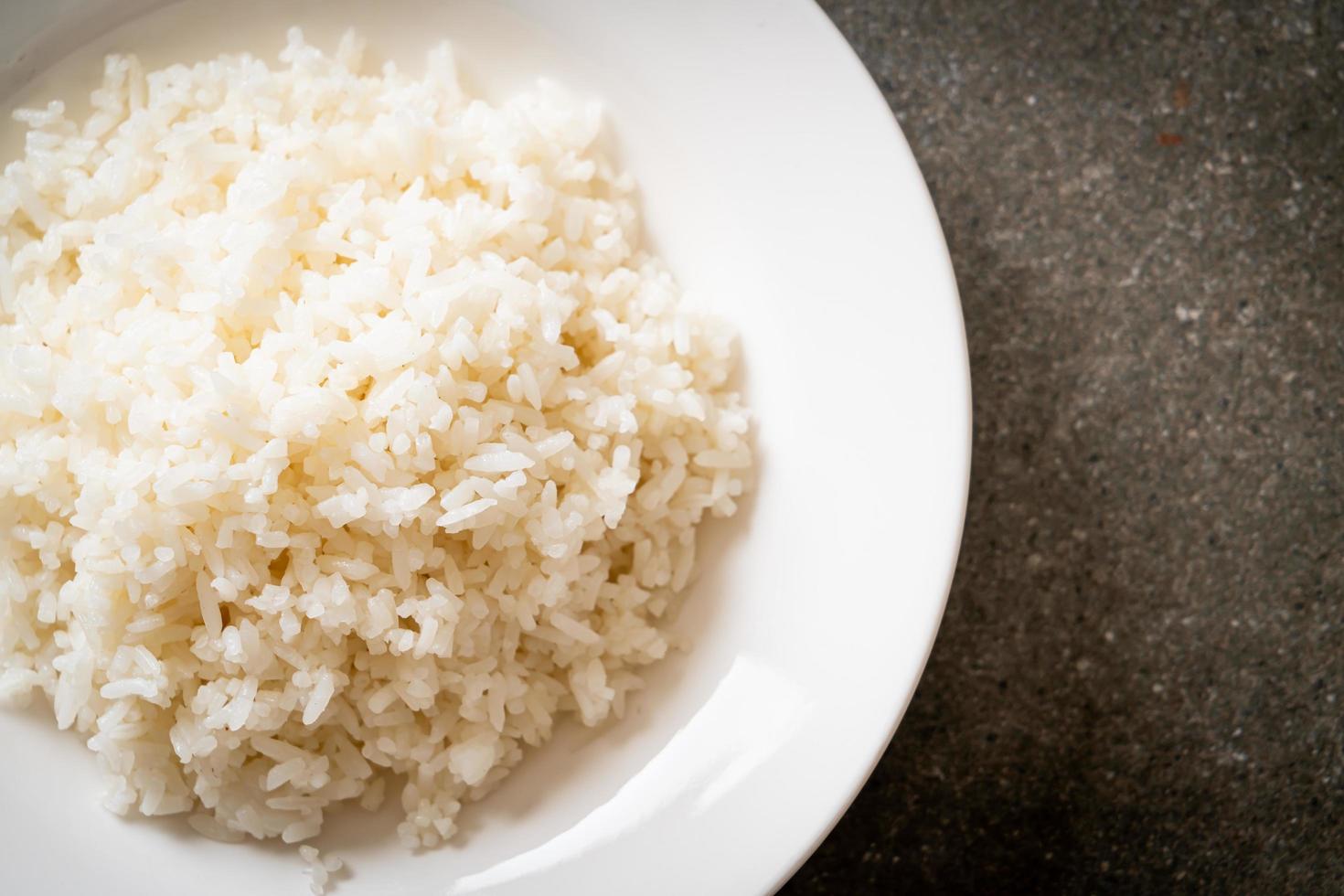 arroz branco de jasmim tailandês cozido no prato foto